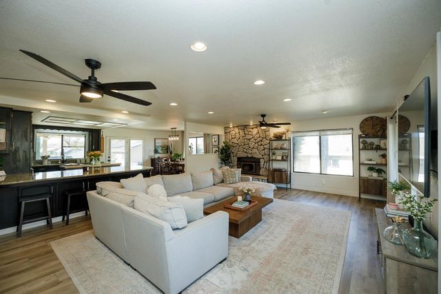 884 Hillswood Ct, Oakdale, CA 95361