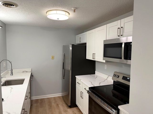 2 Mayfair Ln Apt 101, Nashua, NH 03063