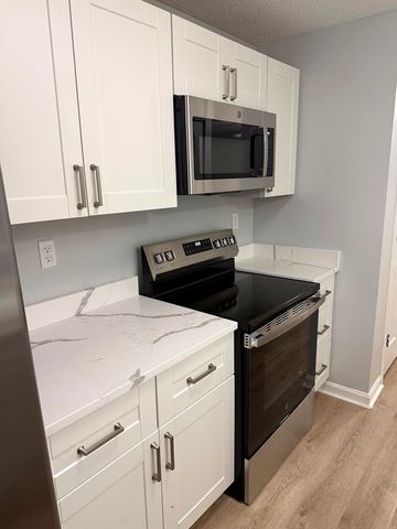2 Mayfair Ln Apt 101, Nashua, NH 03063