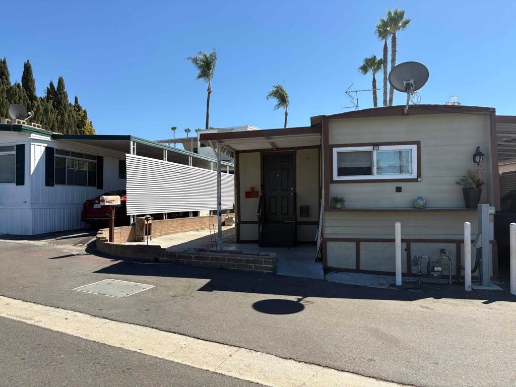 200 Olive Avenue 27, Vista, CA 92083 — exterior