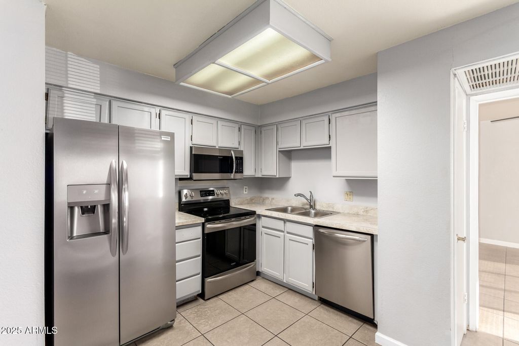 4901 S CALLE LOS CERROS Drive 233, Tempe, AZ 85282