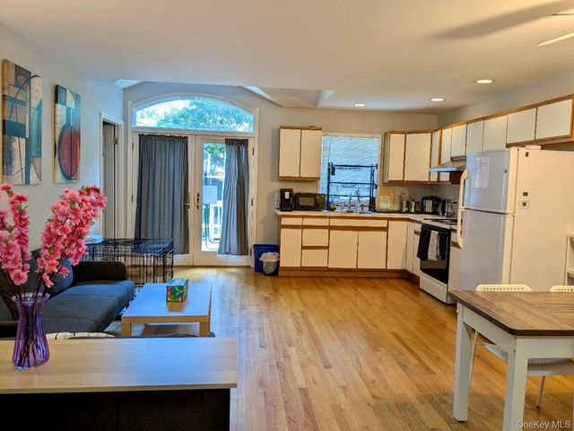 90 Cocks Lane, Locust Valley, NY 11560