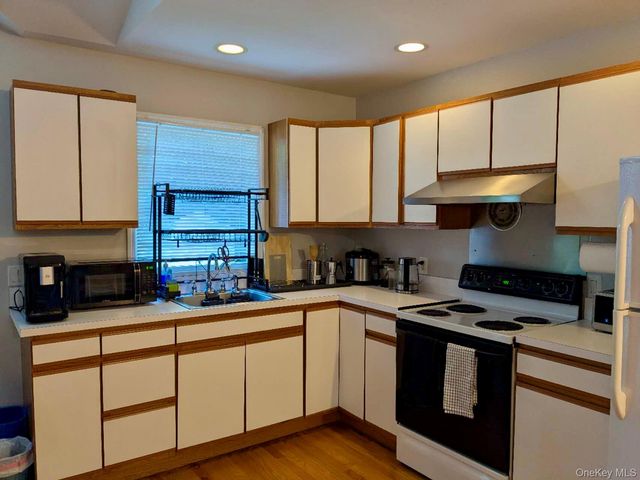 90 Cocks Lane, Locust Valley, NY 11560