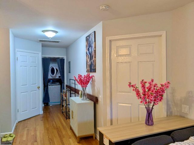 90 Cocks Lane, Locust Valley, NY 11560
