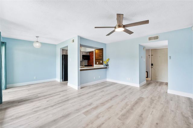 18519 Egret Bay Boulevard 1407, Webster, TX 77058