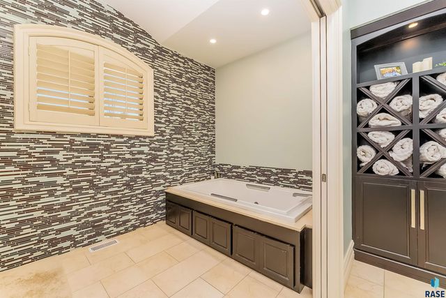 217 W 77th St Street, Sioux Falls, SD 57108