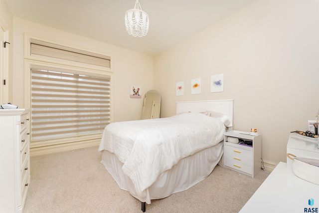 217 W 77th St Street, Sioux Falls, SD 57108