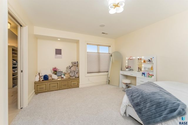 217 W 77th St Street, Sioux Falls, SD 57108