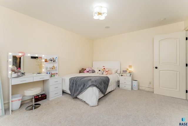 217 W 77th St Street, Sioux Falls, SD 57108