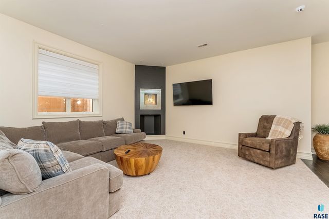 217 W 77th St Street, Sioux Falls, SD 57108