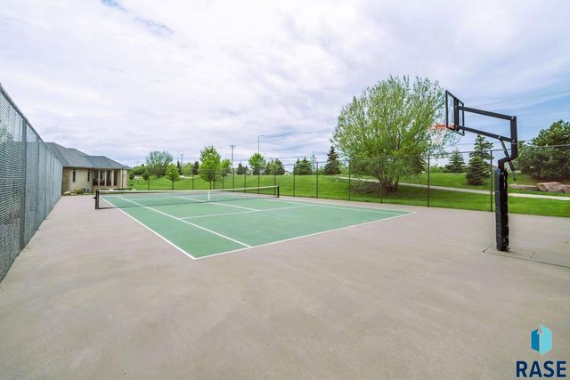 217 W 77th St Street, Sioux Falls, SD 57108