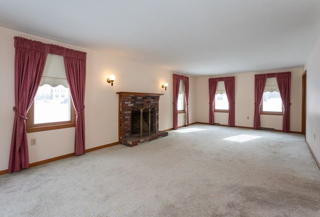 28 Bridle Path Rd, Dracut, MA 01826