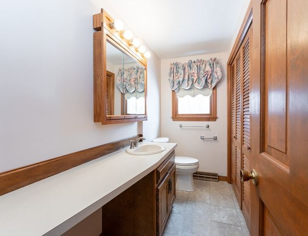 28 Bridle Path Rd, Dracut, MA 01826