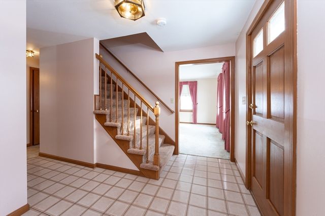 28 Bridle Path Rd, Dracut, MA 01826