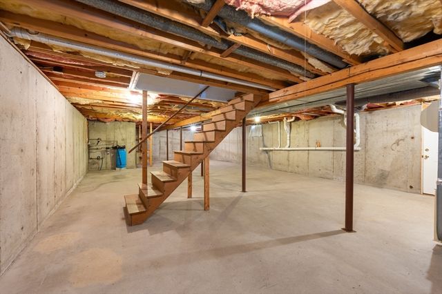 28 Bridle Path Rd, Dracut, MA 01826