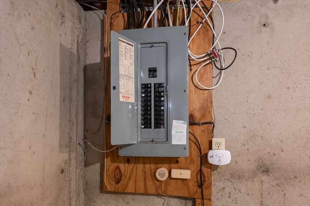 28 Bridle Path Rd, Dracut, MA 01826