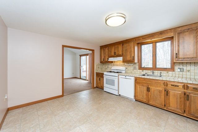 28 Bridle Path Rd, Dracut, MA 01826