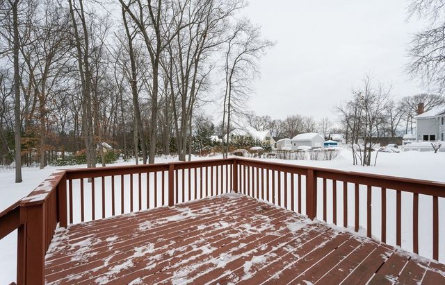 28 Bridle Path Rd, Dracut, MA 01826