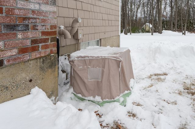 28 Bridle Path Rd, Dracut, MA 01826