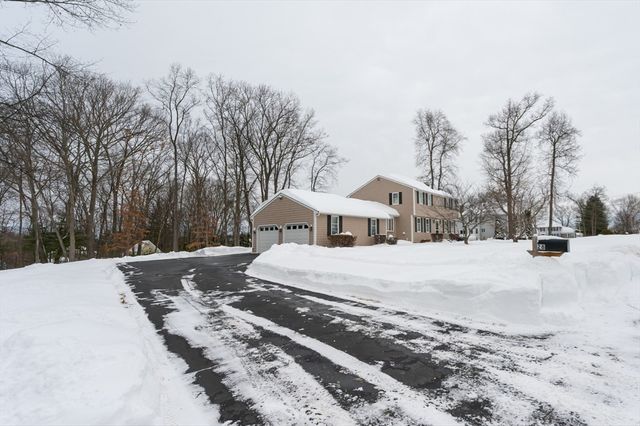 28 Bridle Path Rd, Dracut, MA 01826