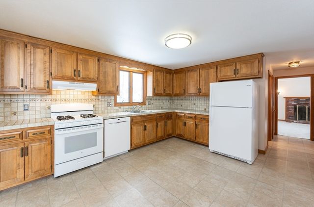 28 Bridle Path Rd, Dracut, MA 01826