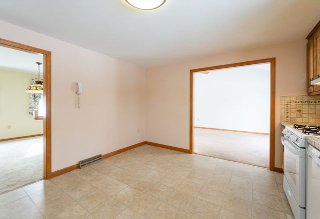 28 Bridle Path Rd, Dracut, MA 01826