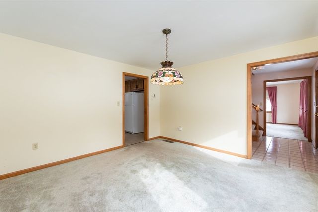 28 Bridle Path Rd, Dracut, MA 01826