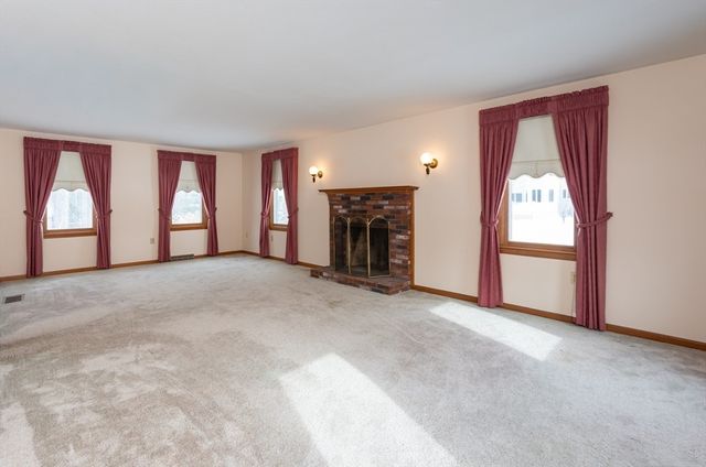 28 Bridle Path Rd, Dracut, MA 01826