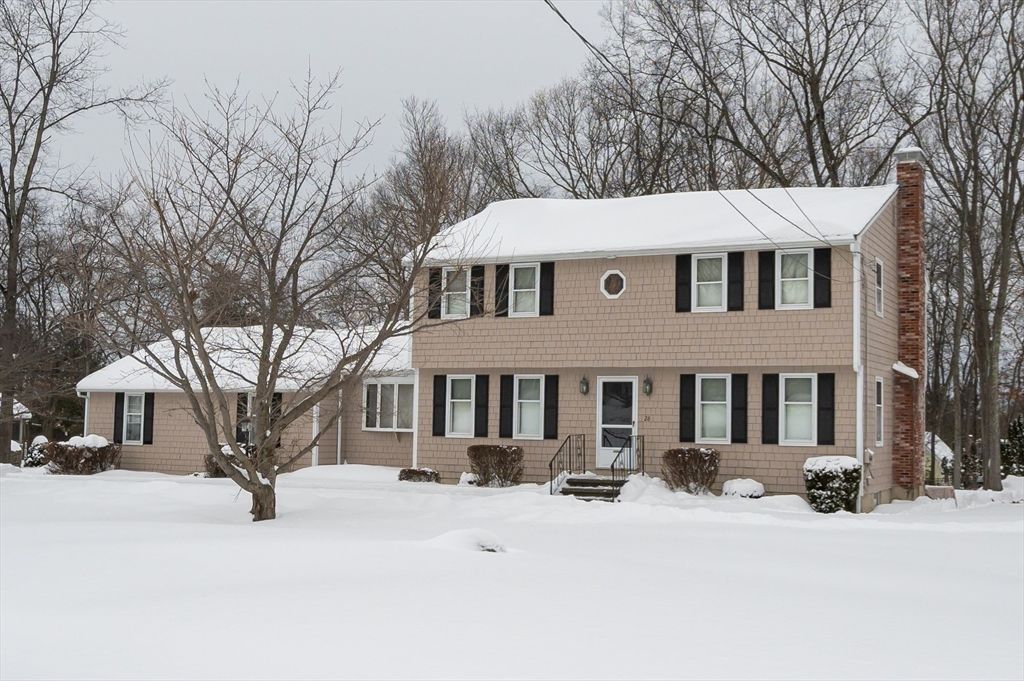 28 Bridle Path Rd, Dracut, MA 01826