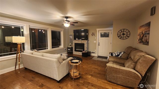 136 Pacific Boulevard NW, Ocean Shores, WA 98569