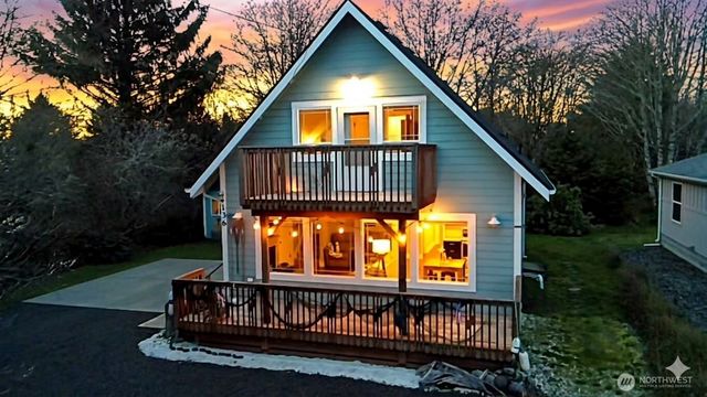 136 Pacific Boulevard NW, Ocean Shores, WA 98569