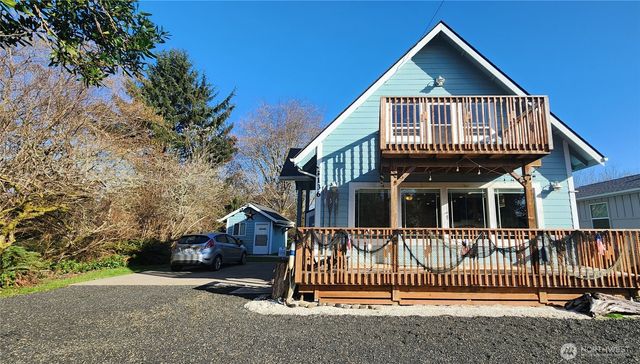 136 Pacific Boulevard NW, Ocean Shores, WA 98569