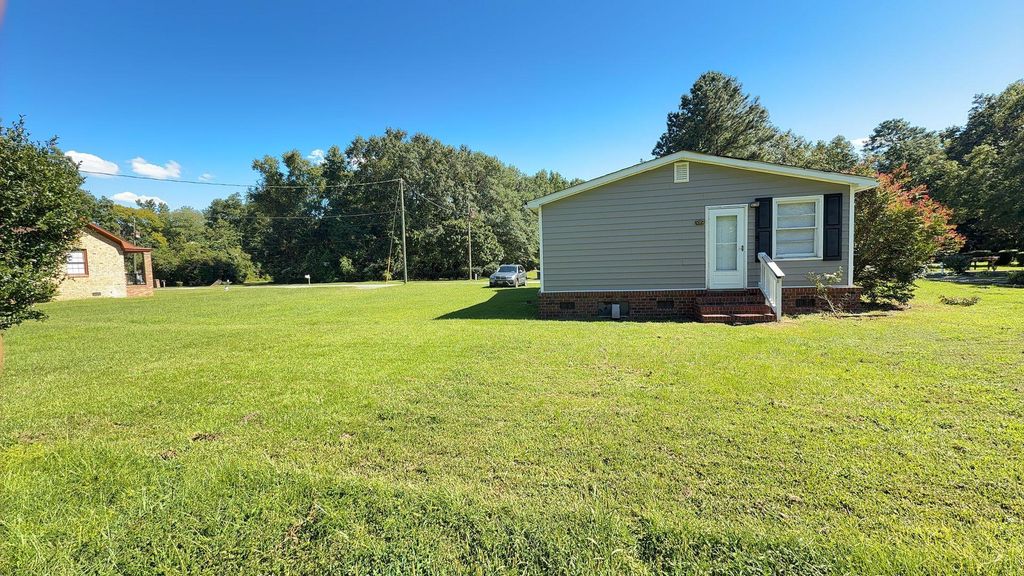 Image 4 of property listing at 150 Pidgeon Bay Road, Summerville, SC 29483