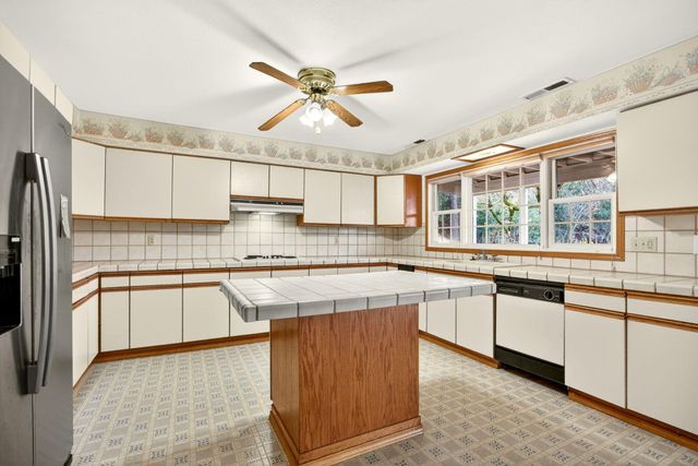 1979 Upper Applegate Road, Jacksonville, OR 97530