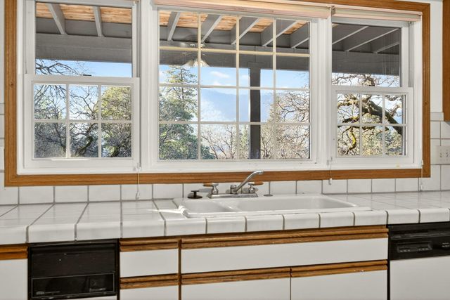 1979 Upper Applegate Road, Jacksonville, OR 97530