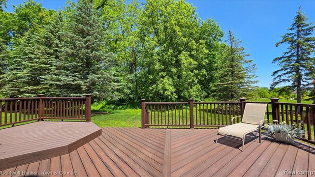 28294 Cottage Lane, New Hudson, MI 48165