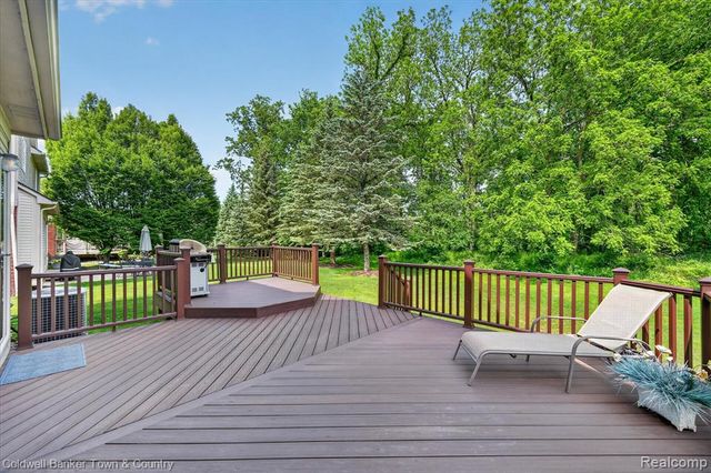 28294 Cottage Lane, New Hudson, MI 48165