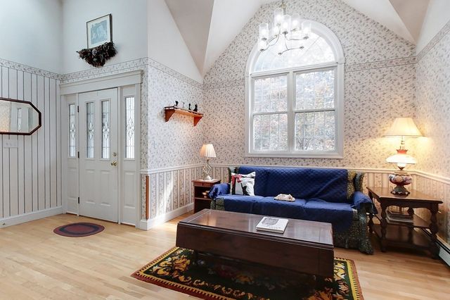 220 River Rd, Lowell, MA 01852