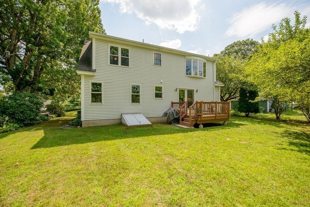 220 River Rd, Lowell, MA 01852
