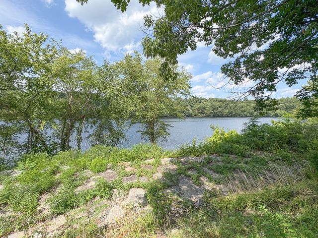 220 River Rd, Lowell, MA 01852