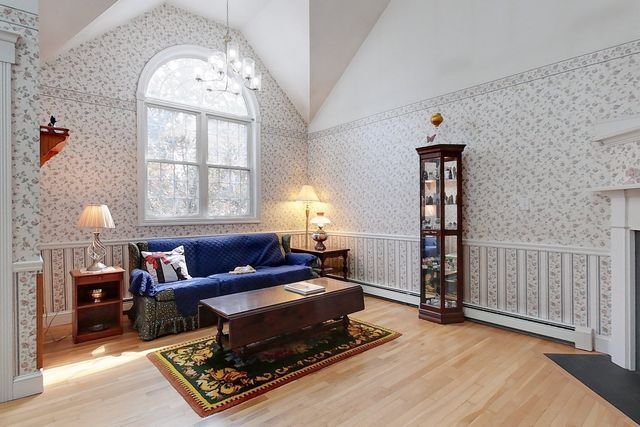 220 River Rd, Lowell, MA 01852