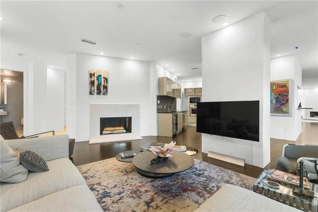 2881 Peachtree Road NE 2304, Atlanta, GA 30305