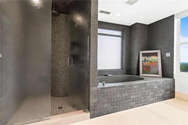 2881 Peachtree Road NE 2304, Atlanta, GA 30305