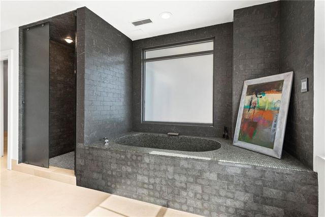 2881 Peachtree Road NE 2304, Atlanta, GA 30305