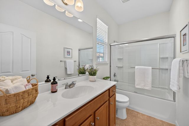 114 Barnhill Dr, Folsom, CA 95630