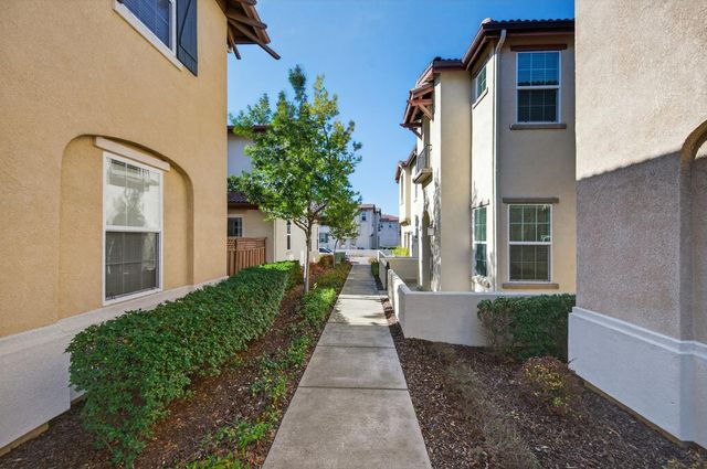 114 Barnhill Dr, Folsom, CA 95630