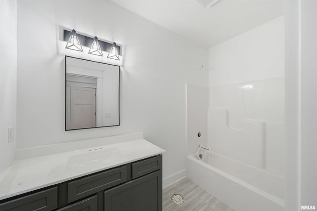 1303 W HILLCREST Drive, Chillicothe, IL 61523