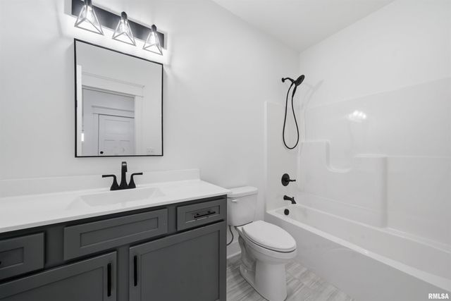 1303 W HILLCREST Drive, Chillicothe, IL 61523