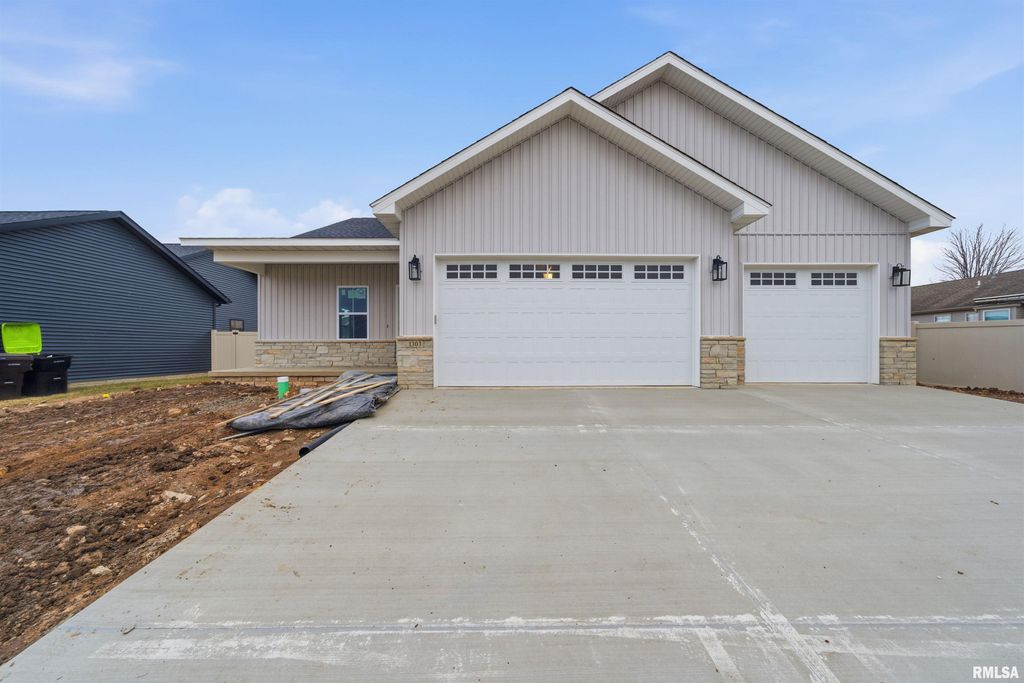 1303 W HILLCREST Drive, Chillicothe, IL 61523