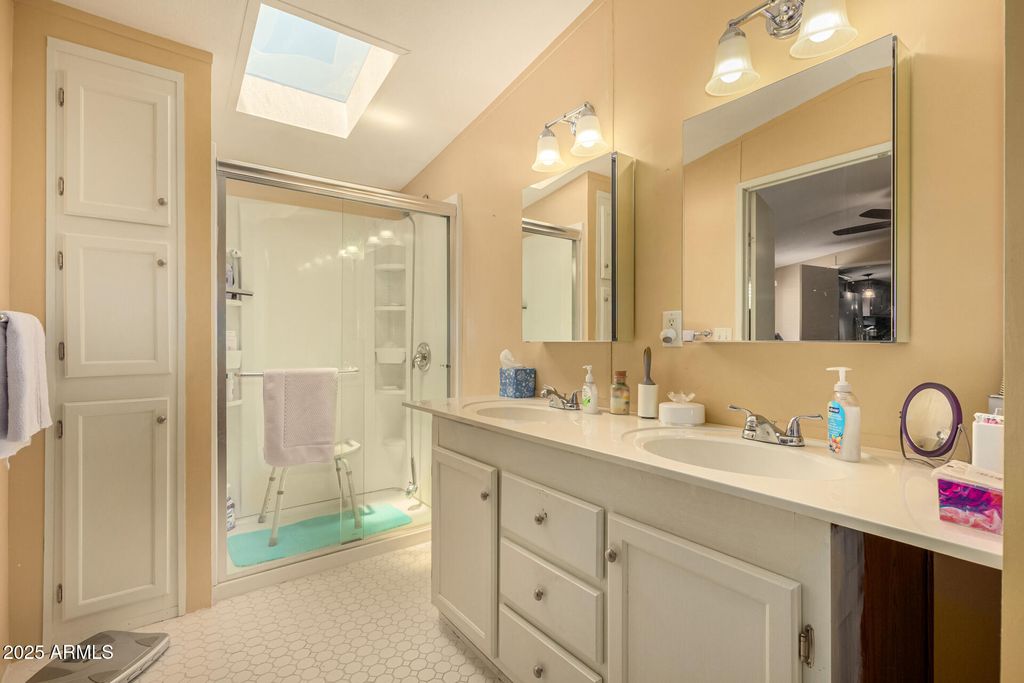 Image 15 of property listing at 2650 W UNION HILLS Drive OFC, Phoenix, AZ 85027